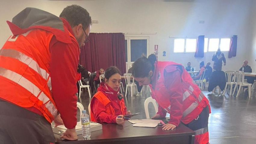 Vecinos albergados en el multiusos de Gévora.