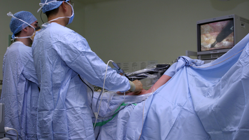 Cirujanos trabajando durante una operación de corazón con equipo robótico.