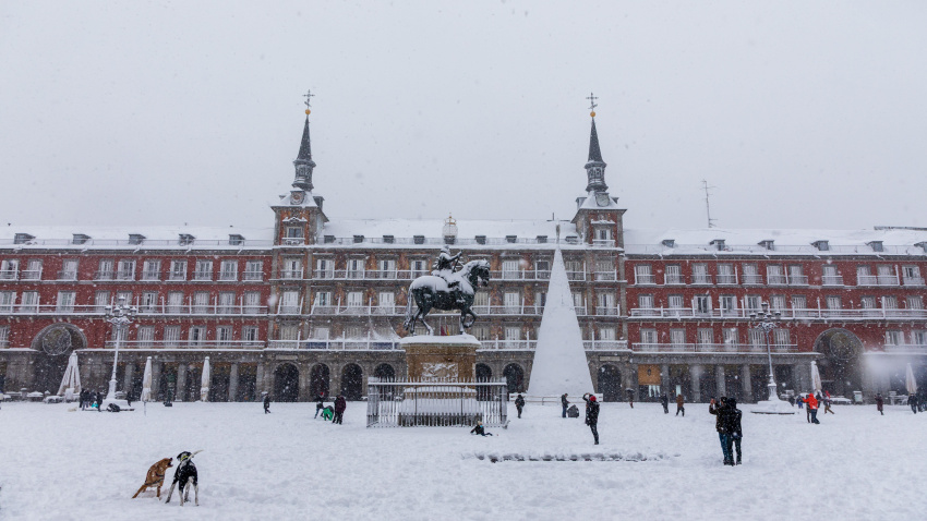 Plaza Mayor de Madrid cubierta por la nieve de la tormenta Filomena