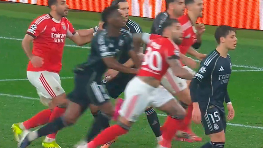 Imagen del penalti de Tchouaméni sobre Otamendi en el Benfica-Real Madrid