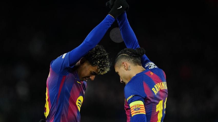 Lamine Yamal y Raphinha celebran uno de los goles del Barcelona al Copenhague