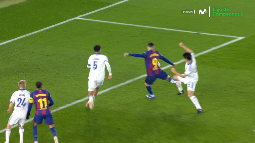 Imagen del penalti sobre Lewandowski en el Barça-Copenhague