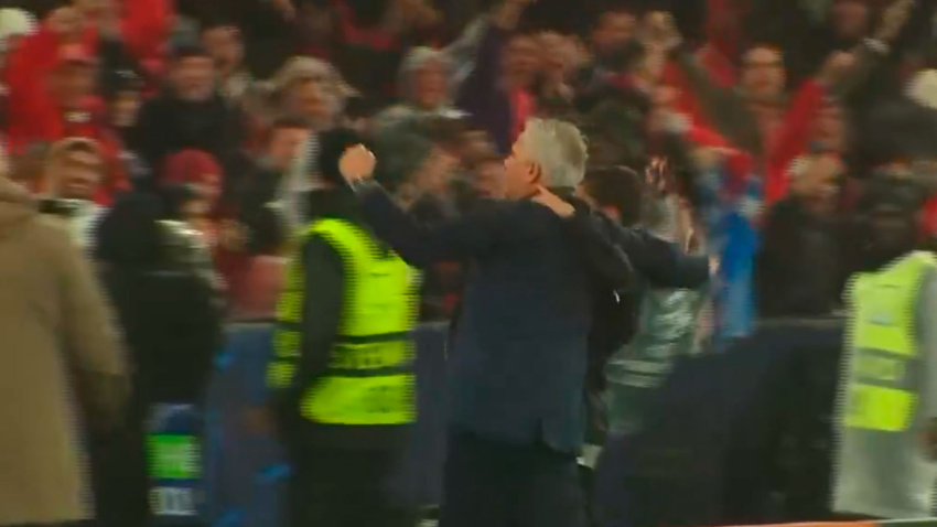 Mourinho celebra la clasificación tras ganar al Real Madrid