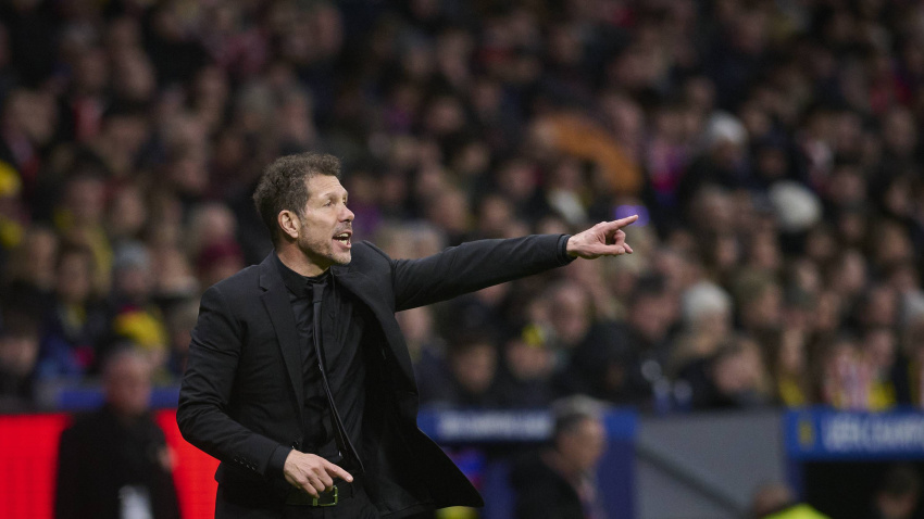 Simeone da instrucciones a sus jugadores durante el Atlético - Bodo/Glimt