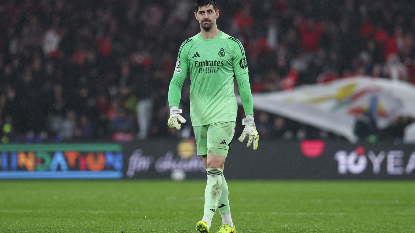 Thibaut Courtois del Real Madrid CF hace un gesto durante el partido de la jornada 8 de la fase de la UEFA Champions League 2025/26 entre el SL Benfica y el Real Madrid C.F. en el Estadio do Sport Lisboa e Benfica