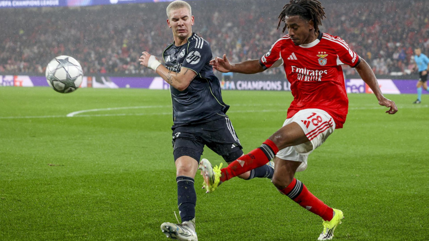 Leandro Barreiro (R) del Benfica en acción contra Franco Mastantuono (L) del Real Madrid durante el partido de fútbol de la Liga de Campeones de la UEFA entre el SL Benfica y el Real Madrid, en Lisboa