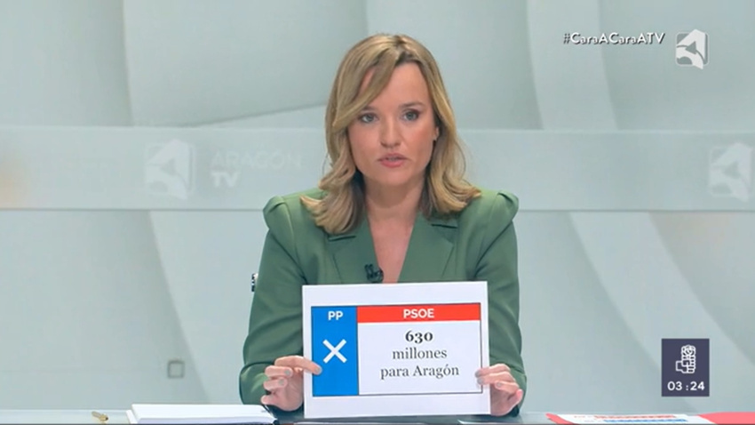 Pilar Alegría y el famoso cartel que mostró en numerosas ocasiones en el cara a cara.