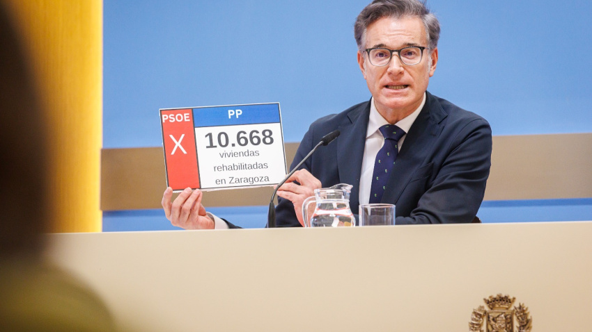 El consejero de Urbanismo, Víctor Serrano y su réplica del cartel de Alegría.