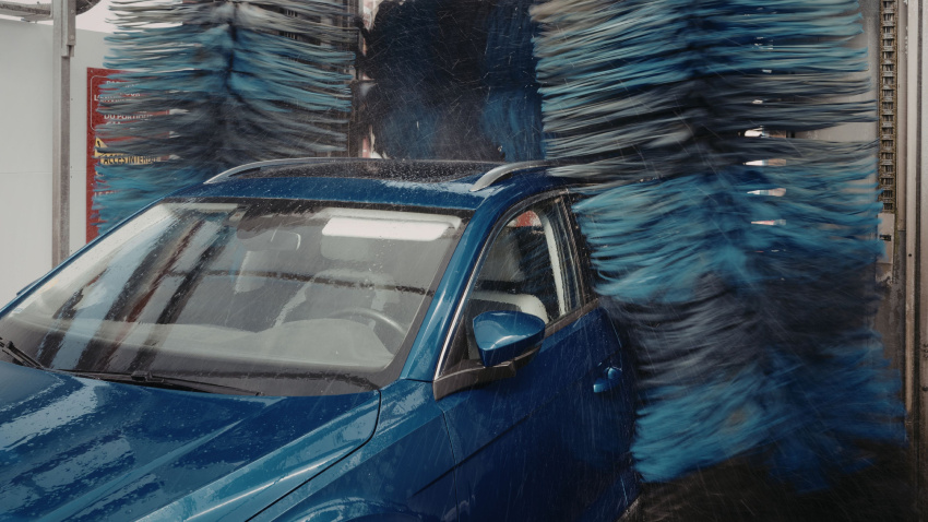 Imagen de archivo de un coche en una máquina autolavado