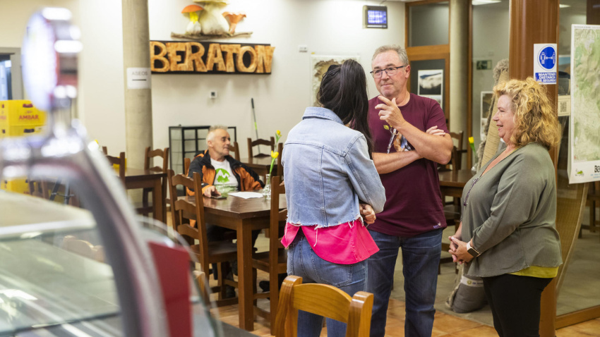 La alcaldesa de Beratón (Soria), Carmen Lapeña (d), conversando en el bar del pueblo. El pequeño municipio soriano ofrece una vivienda a quien se haga cargo del bar, visto por los ocho vecinos que pasan el invierno en esta población y por los muchos visitantes que acoge en verano como un antídoto contra la soledad. EFE/ Wifredo García
