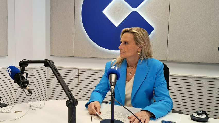 La delegada del Consell en Castellón, Susana Fabregat, visita los estudios de la Cadena COPE