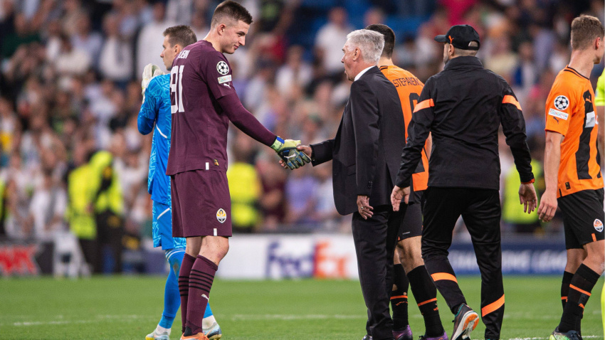 Trubin es saludado por Ancelotti en un partido con el Shakhtar en el Bernabéu en 2022.