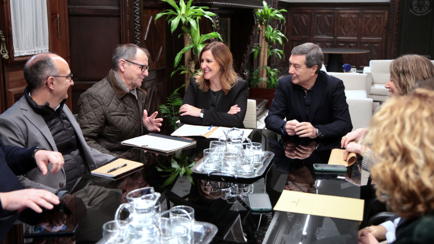 La alcaldesa de Valencia, María José Catalá, y el conseller de Sanidad, Marciano Gómez, se reúnen con representantes de la Asociación de Vecinos de Penya-roja. Alcaldia.