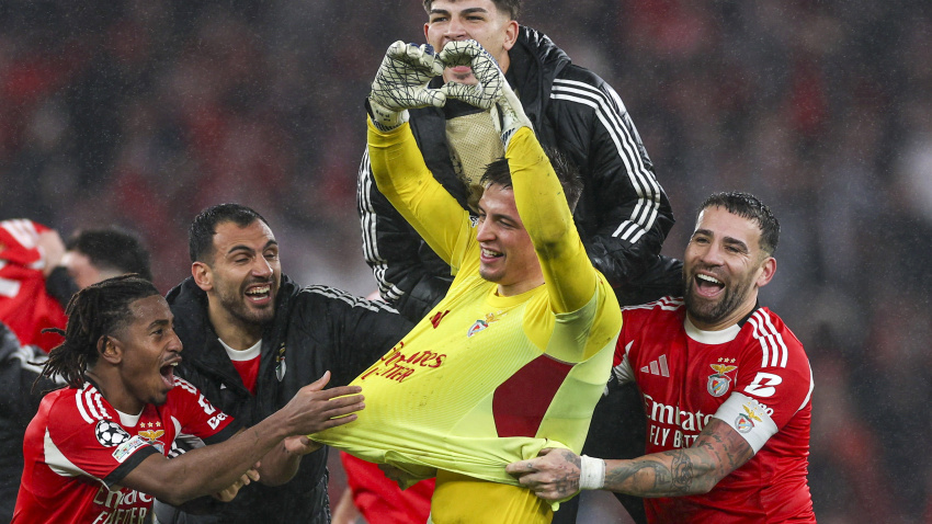Los jugadores del Benfica celebran con su portero el milagroso 4-2 que les metió en diecisesisavos.