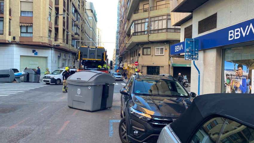Imagen de un contenedor desplazado por el viento en pleno centro de Alicante.