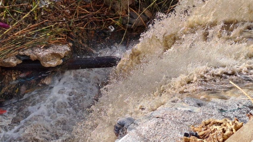 El temporal de Poniente devasta las playas de Granada y pone en jaque la campaña de Semana Santa