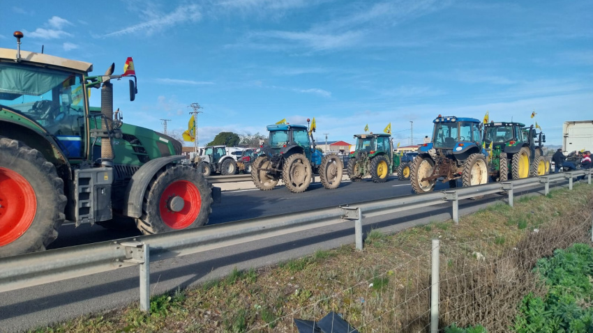 Tractorada a la altura de la venta Garcerán