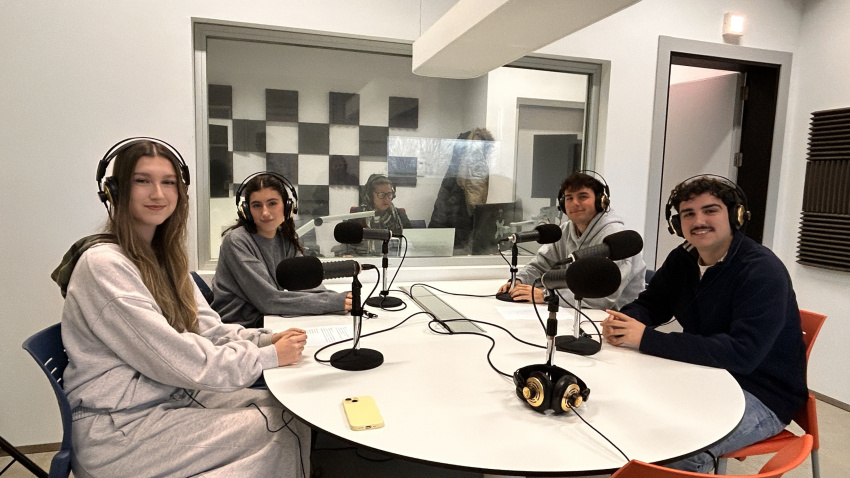 Anne, Ángela, Joaquín y Lorenzo en el locutorio del estudio de grabación