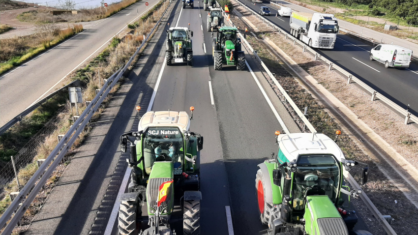 imagen de la tractorada a su paso por la A-7 a su paso por Lorca