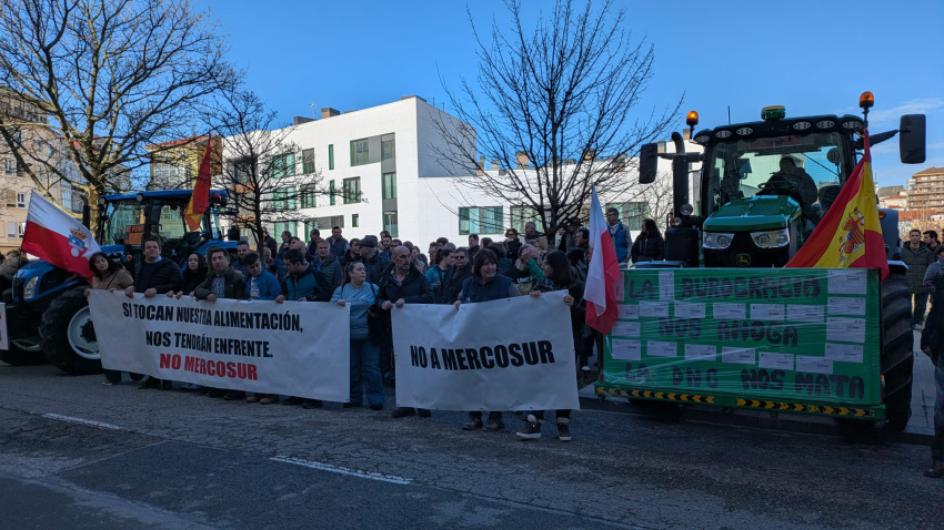 Ganaderos manifestándose a las puertas del Parlamento de Cantabria