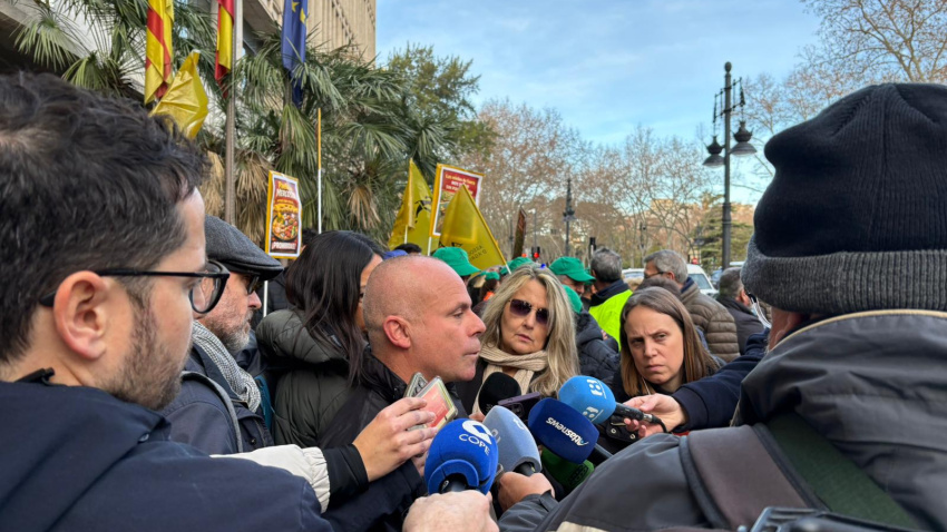 Carles Peris, Secretario General de La Unió Llauradora i Ramadera, atiende a los medios de comunicación hoy en Valencia