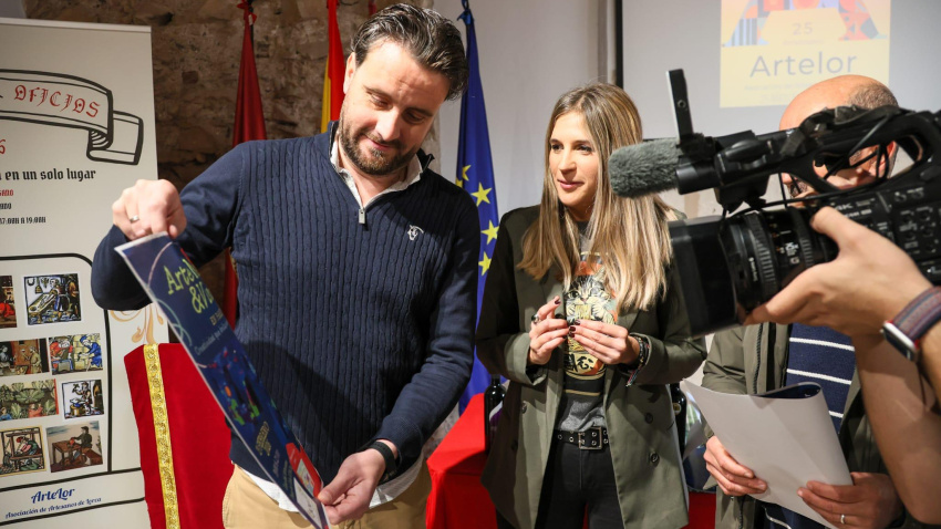 Presentación de la iniciativa "Arte Neón" para San Valentín en Lorca