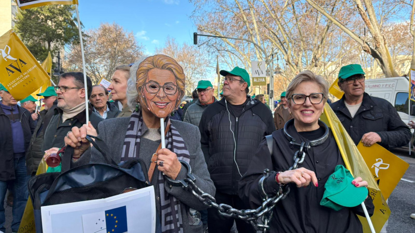 Señoras disfrazadas de Úrsula Von Der Leyen