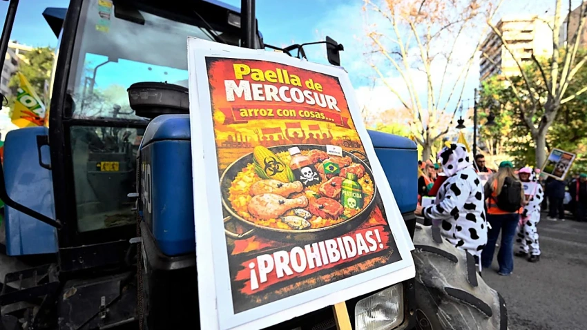 Momento de la tractorada hoy en Valencia