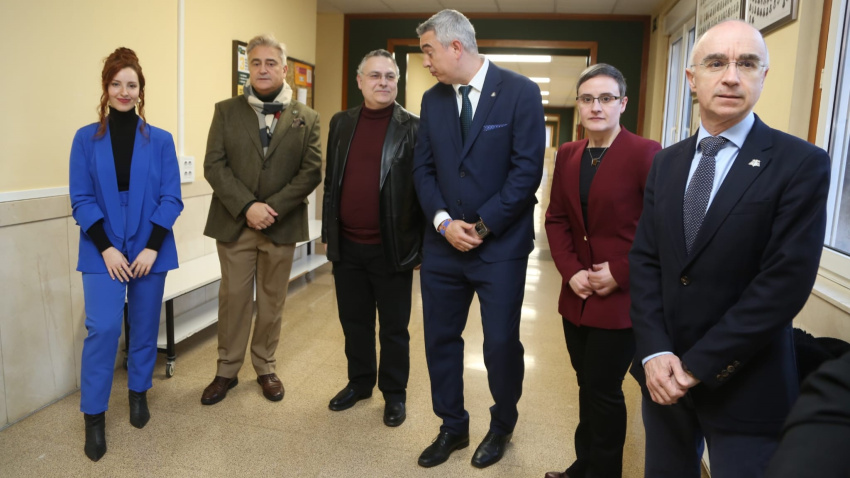 Eva Mendoza, diseñadora de la tabla; el vicerrector de la Universidad; el investigador Javier Martín; el decano de la Facultad; Aránzazu Valdés, investigadora principal del proyecto; y el decano de la Facultad de Química