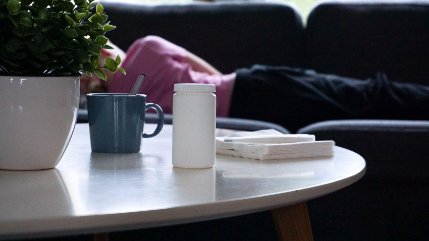 Persona enferma y tendida en el sofá