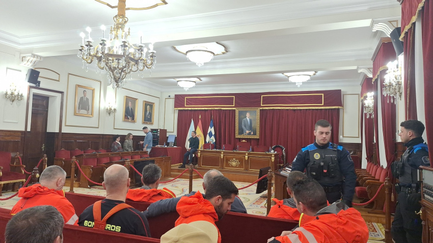 Imagen de archivo del salón de plenos de Ferrol con la presencia de los bomberos de la ciudad