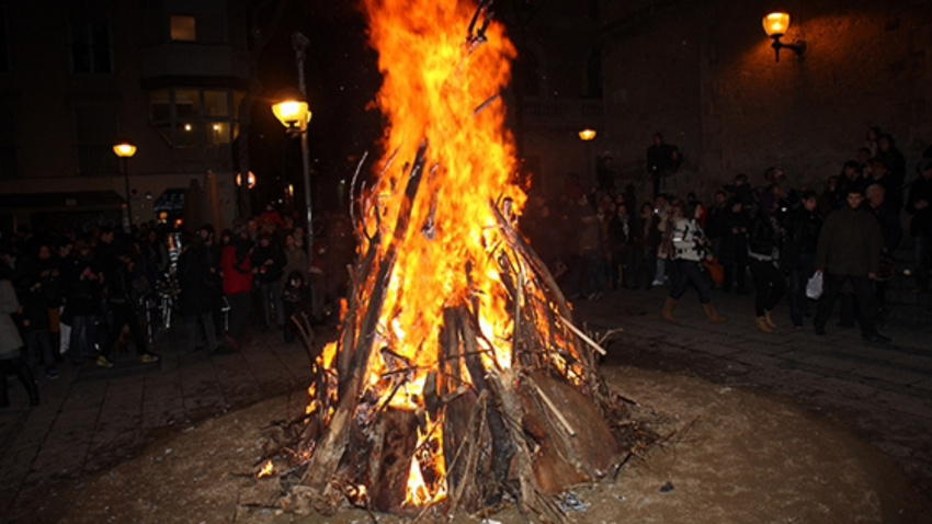 En ese momento, las brasas comenzarán a arder y las parrillas se llenarán de botifarrons y 'xoricets'