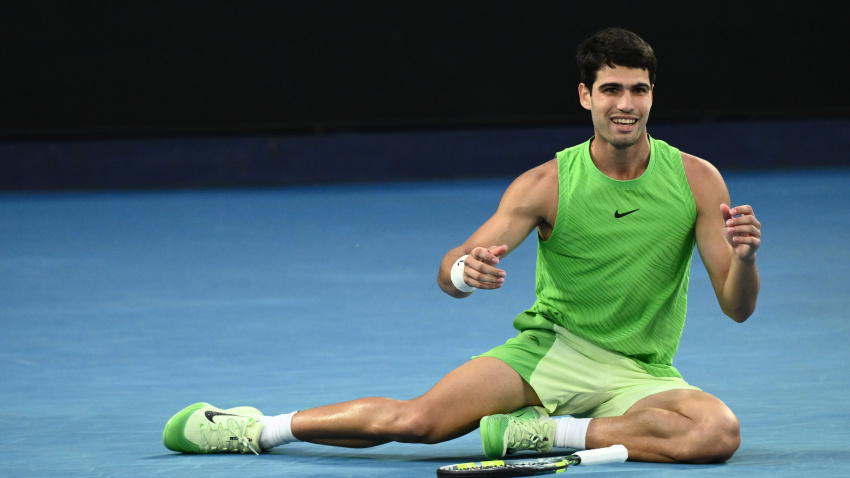 Un feliz Carlos Alcaraz celebra su pase a la final del Open de Australia.