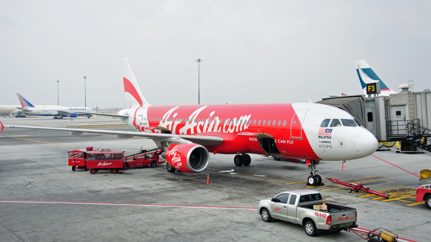 Avión de AirAsia en la puerta de embarque del Aeropuerto Internacional de Udon Thani, provincia de Udon Thani