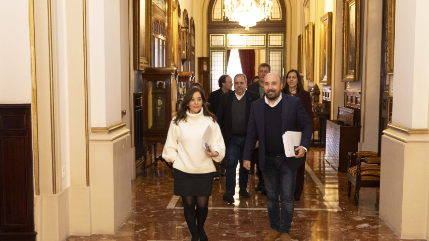 La alcaldesa de A Coruña, Inés Rey, y el portavoz del gobierno local, José Manuel Lage, en la entrada al pleno