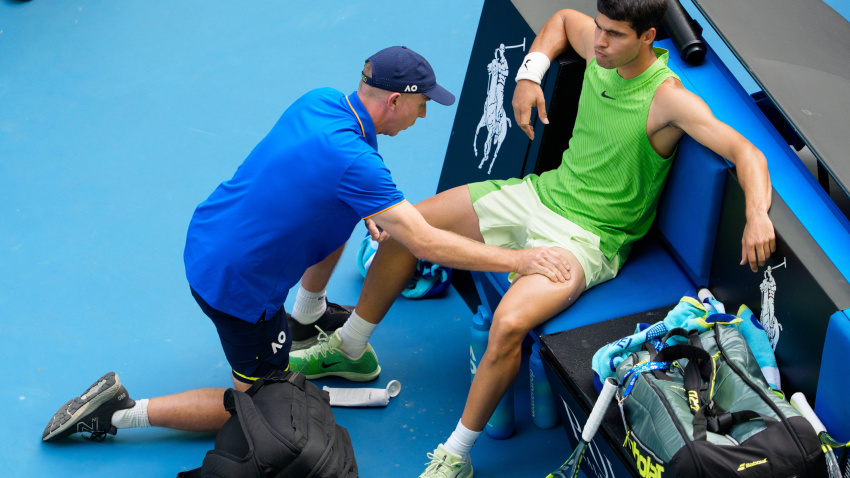 Alcaraz es atendido por unos calambres en su partido contra Zverev