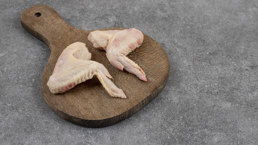 Las alitas de pollo forman parte de la receta de este sabroso caldo