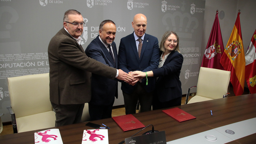 El presidente de la Diputación de León, Gerardo Álvarez Courel, y el alcalde de León, José Antonio Diez, firman un convenio para potenciar el sector agroalimentario de la provincia