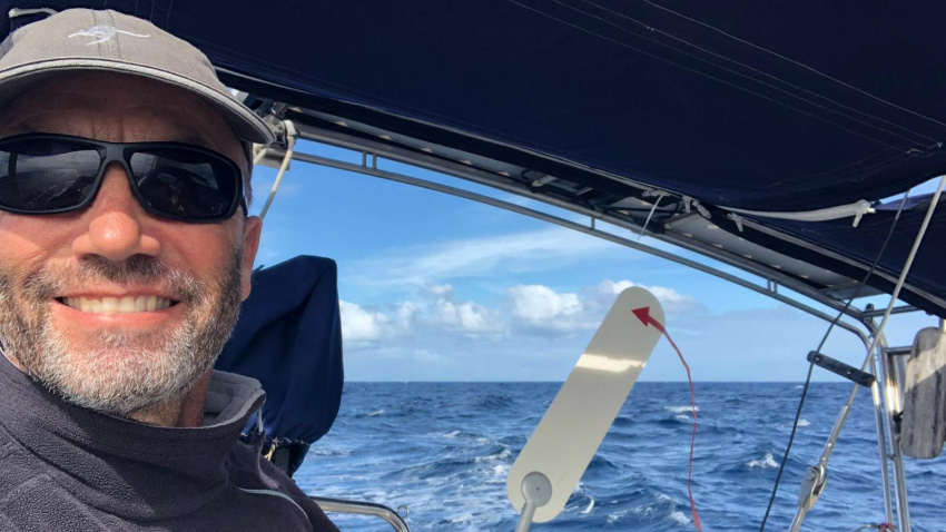 Hans Geilinger en su velero durante un momento de su vuelta al mundo