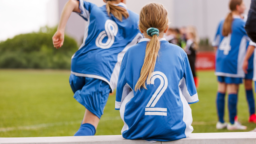 Niñas jugando al fútbol. Foto de archivo