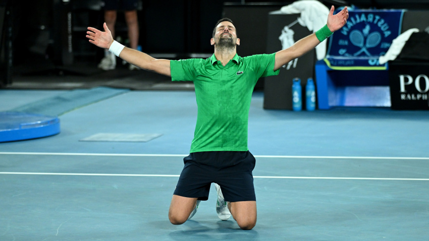 Novak Djokovic celebra su increíble victoria ante Sinner en las semifinales del Open de Australia.