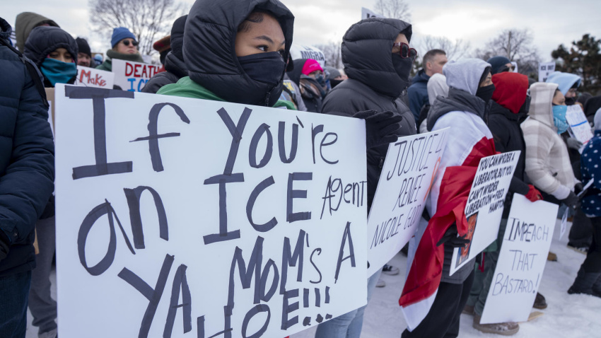AME3978. MINEÁPOLIS (ESTADOS UNIDOS), 10/01/2026.- Personas sostienen carteles durante una manifestación en rechazo a los operativos del Servicio de Inmigración y Control de Aduanas (ICE) este sábado, en Mineápolis (Estados Unidos). EFE/ Angel Colmenares