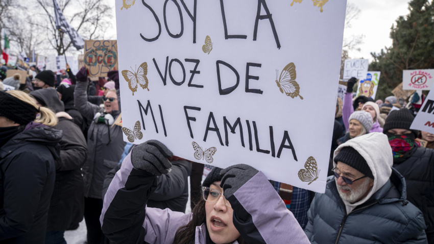 AME3978. MINEÁPOLIS (ESTADOS UNIDOS), 10/01/2026.- Una mujer sostiene un cartel durante una manifestación en rechazo a los operativos del Servicio de Inmigración y Control de Aduanas (ICE) este sábado, en Mineápolis (Estados Unidos). EFE/ Angel Colmenares