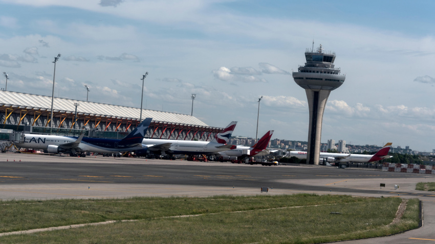 Una torre de control con aviones en el Aeropuerto Madrid-Barajas Adolfo Suarez