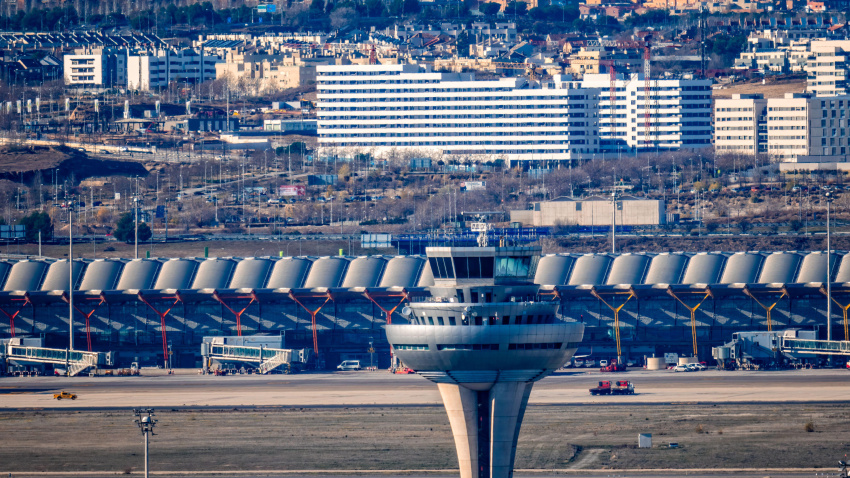 Torre de control del aeropuerto Adolfo Suárez Madrid-Barajas frente al paisaje urbano