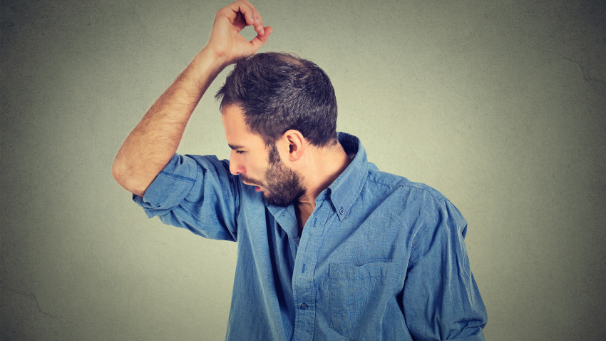 joven, oliendo, oliéndose la axila, algo huele mal, muy mal, olor fétido