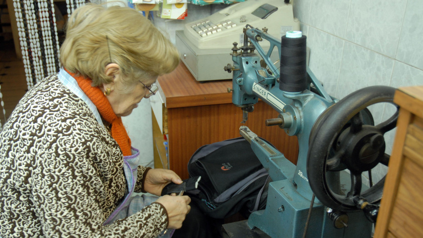 Reparación rápida de calzado, mujer trabajando, calle Tallers, Barcelona