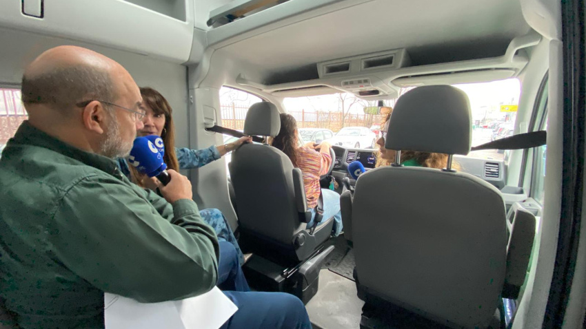 Ángel Expósito con María José Martínez, la coordinadora del centro de atención a mujeres en situación de prostitución, y Rocío Mora, la coordinadora general de APRAM, la asociación para la prevención, reinserción y atención a la mujer prostituida