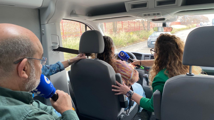 Ángel Expósito con María José Martínez, la coordinadora del centro de atención a mujeres en situación de prostitución, y Rocío Mora, la coordinadora general de APRAM, la asociación para la prevención, reinserción y atención a la mujer prostituida