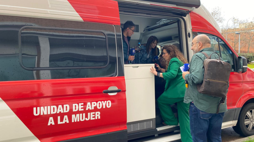 Ángel Expósito en la unidad móvil del centro de atención a mujeres en situación de prostitución